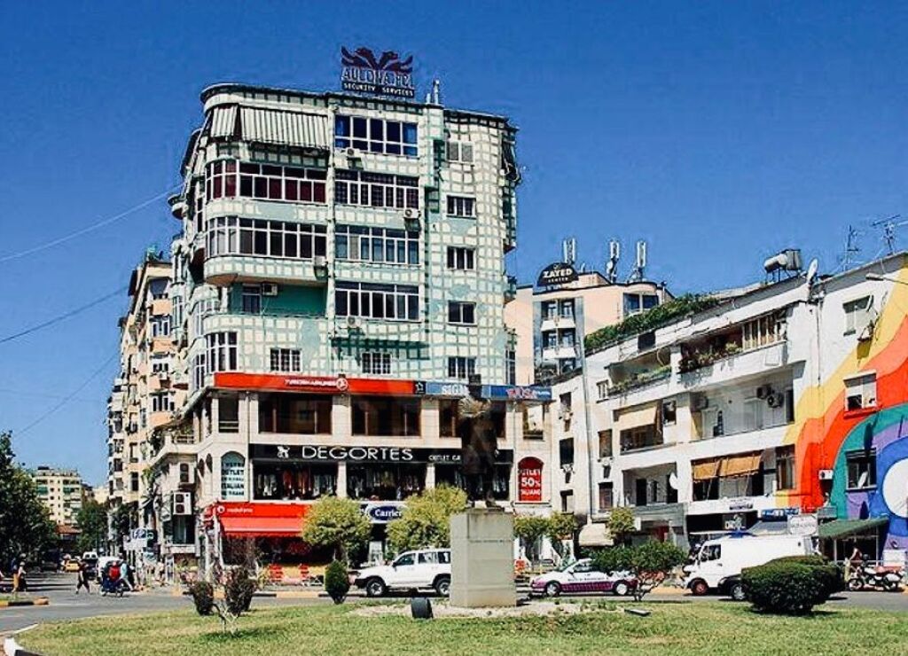 Shitet, Apartament 2+1, Sheshi Willson, Tiranë.