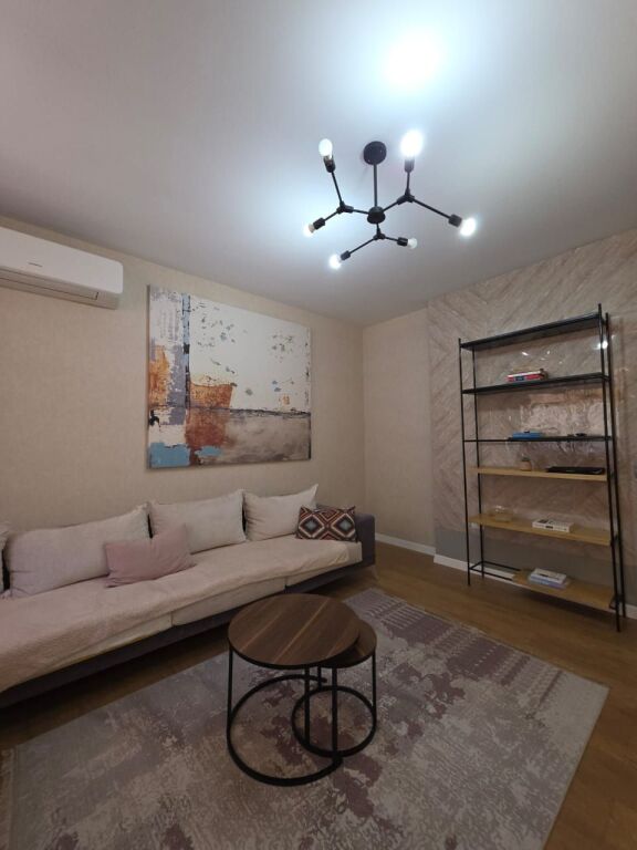 Shitet Apartament 2+1+2