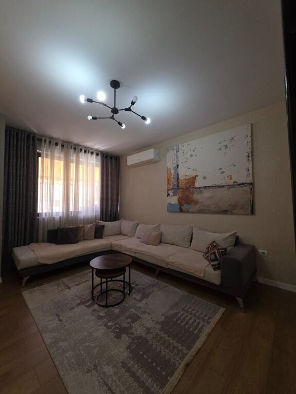 Shitet Apartament 2+1+2