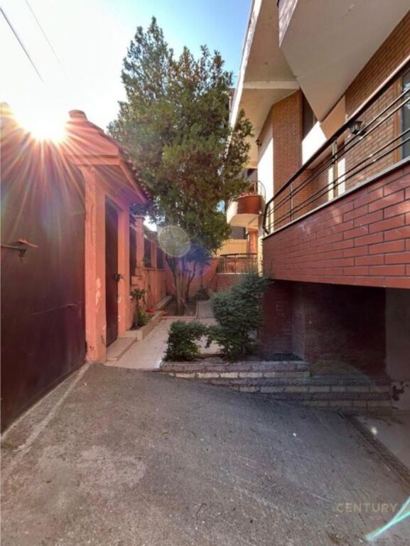 Vilë 3-katëshe për shitje në Sauk, Tiranë