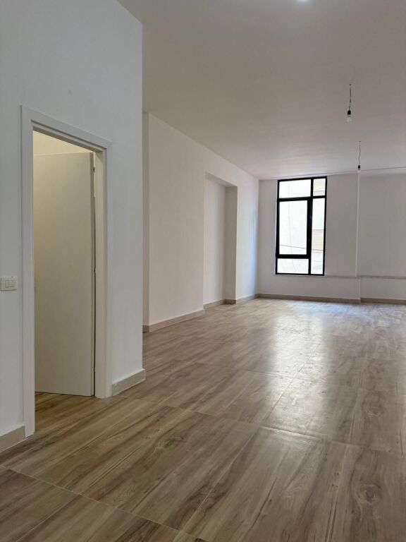 Sono offerti due spazi ufficio in affitto presso Donika Center