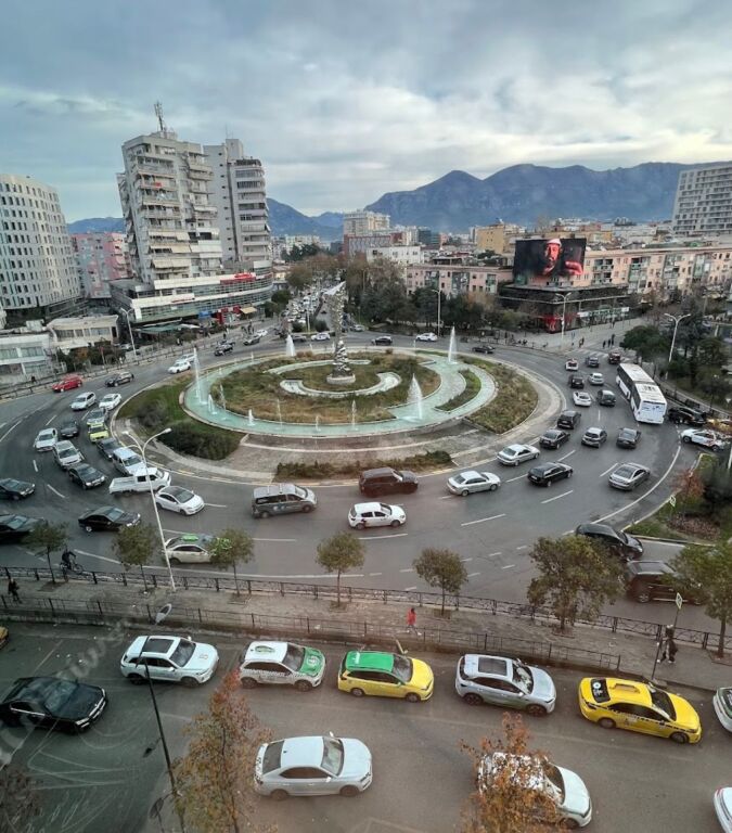 APARTAMENT NE SHITJE PRANE ZOGUT TE ZI