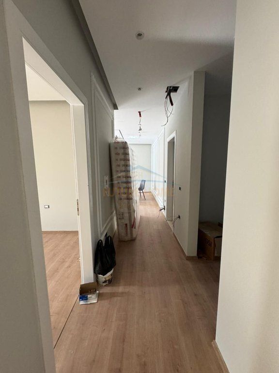 Shitet, Apartament 2+1, 5 Maji, Tirane.