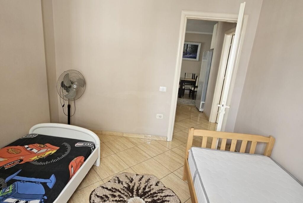 Tek Santana Ne Astir Jepet Me Qira Apartament 2+1 I Mobiluar!