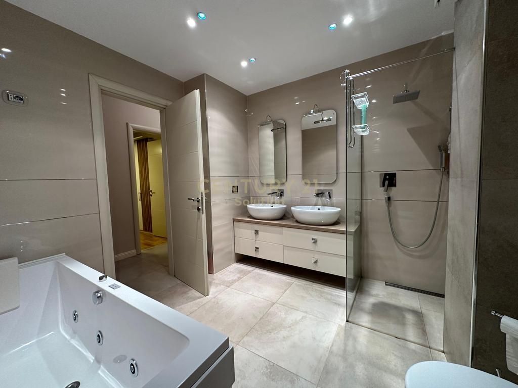 SHITET APARTAMENT 2+1 TEK "QENDRA KRISTAL" !!!