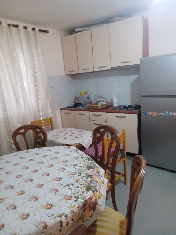 🏡 JEPET ME QIRA – SHTËPI PRIVATE 2+1 | VLORË – CENTRALE Jepet me qira shtëpi private 2+1 në zonën
