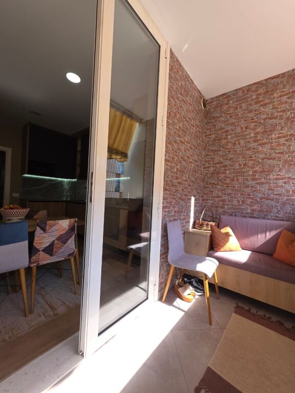 Shitet Apartament 2+1+2