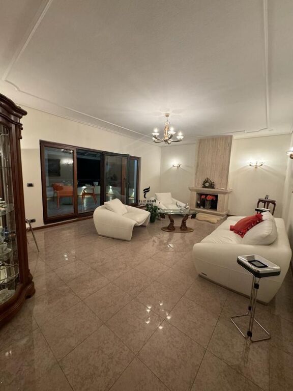 ZYRE ME QERA 202 M2 RRUGA E ELBASANIT 130.000 LEKE FH-73480