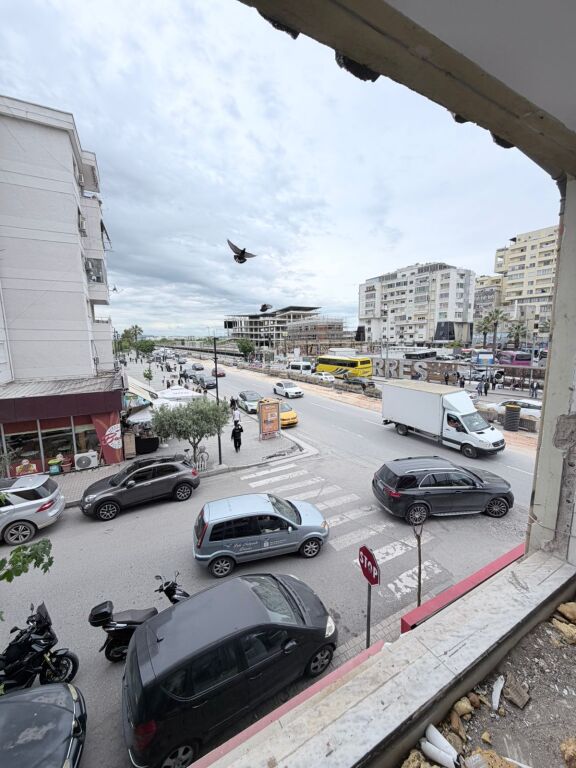 JEPET ME QERA AMBIENT BIZNESI PRANE STACIONIT TE TRENIT, DURRES