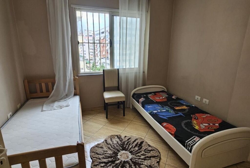 Tek Santana Ne Astir Jepet Me Qira Apartament 2+1 I Mobiluar!