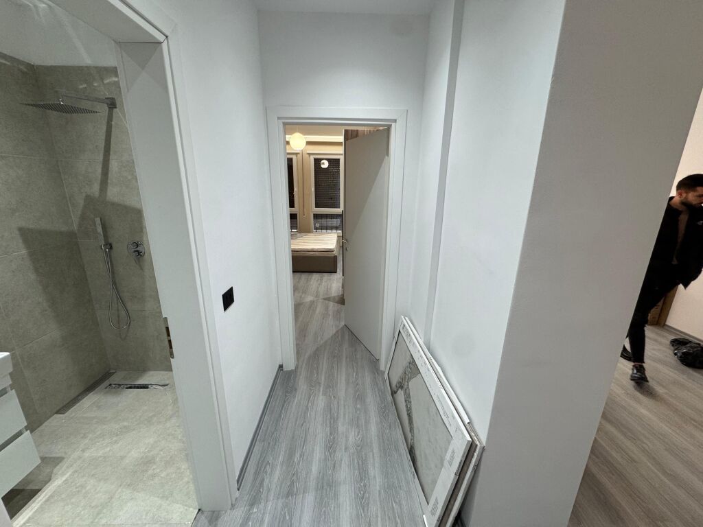 Appartamento 1+1 in affitto nella zona 5 Maji. L'appartamento si trova al 2° piano di un edificio nuovo con ascensore. È appena ristrutturato e offre condizioni di vita moderne e confortevoli.  💶 Prezzo: 450€ / mese.