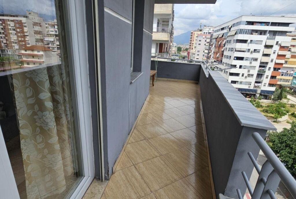 Tek Santana Ne Astir Jepet Me Qira Apartament 2+1 I Mobiluar!