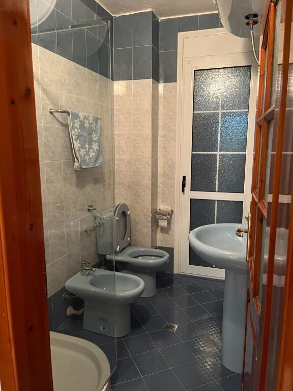 🏡 FOR RENT | JEPET ME QIRA APARTAMENT 3+1+2+2 – VLORË, SKELE (BULEVARDI)