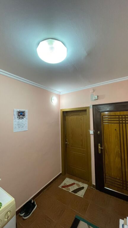 Appartamento 1+1+1 Blocco 6° Piano Edificio Esistente  Prezzo: 40.000 Leke / Mese Indirizzo: 21 Dhjetori, Vicino a Report Tv