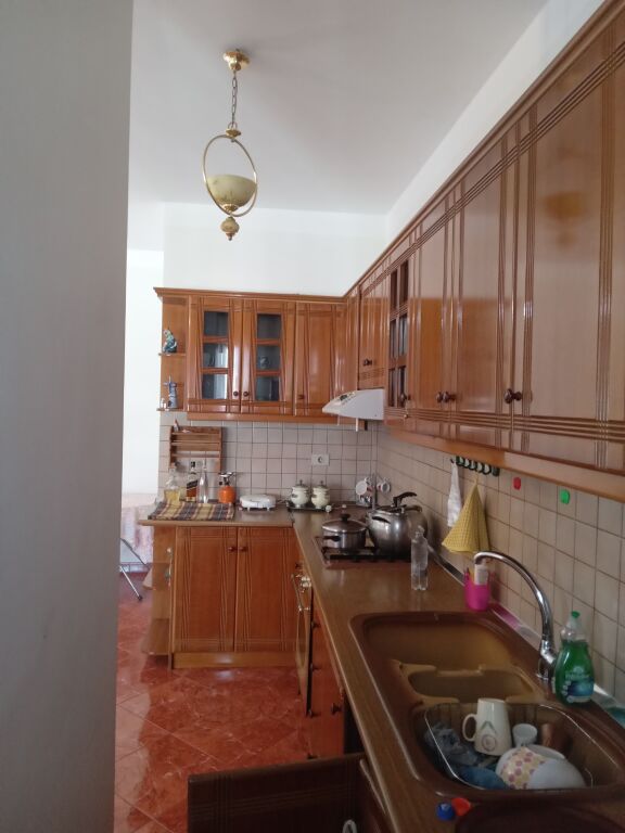 🏡✨ For Rent | Jepet me qera apartament 2+1 në anë të Bulevardit, Vlorë 🌟 📍 Apartamenti ndodhet në katin e 9 dhe