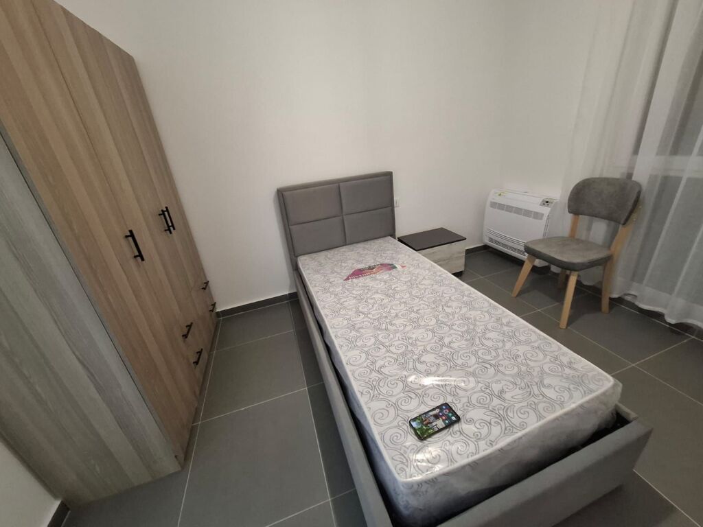 Jepet me qera Apartamenti 2+1 , ne fund te rruges 5 Maj tek ndertesat e reja  500 Mije leke