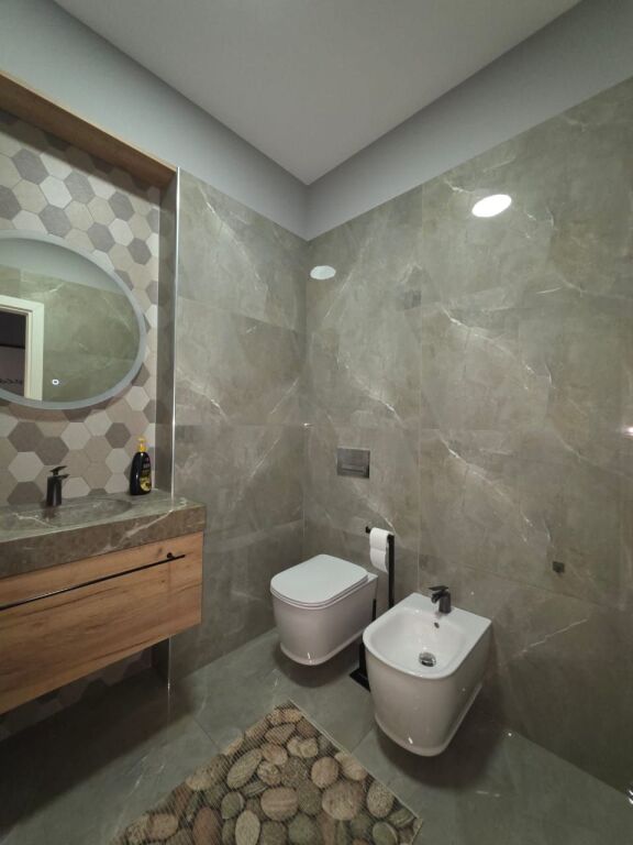 Shitet Apartament 2+1+2