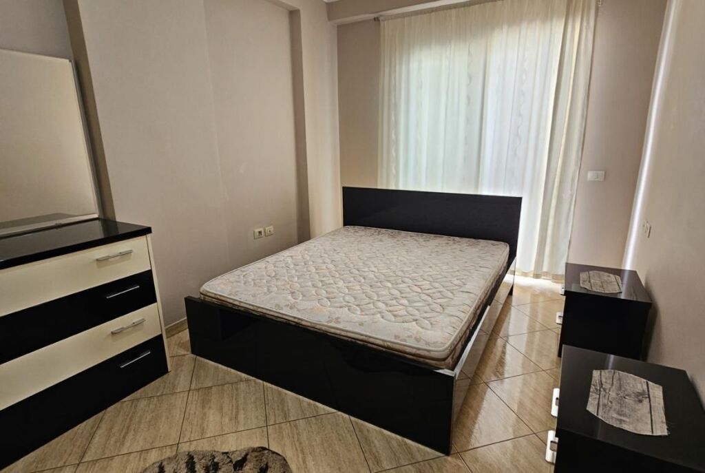 Tek Santana Ne Astir Jepet Me Qira Apartament 2+1 I Mobiluar!