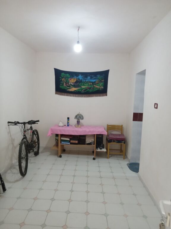 🏡 JEPET ME QIRA – SHTËPI PRIVATE 2+1 | VLORË – CENTRALE Jepet me qira shtëpi private 2+1 në zonën