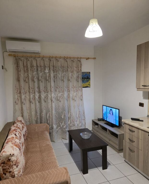 Jepet me qera Apartamenti 1+1 , Xhamllik rruga Tell Ndini mbrapa Farmaci Dite e Nate  370 Mije leke