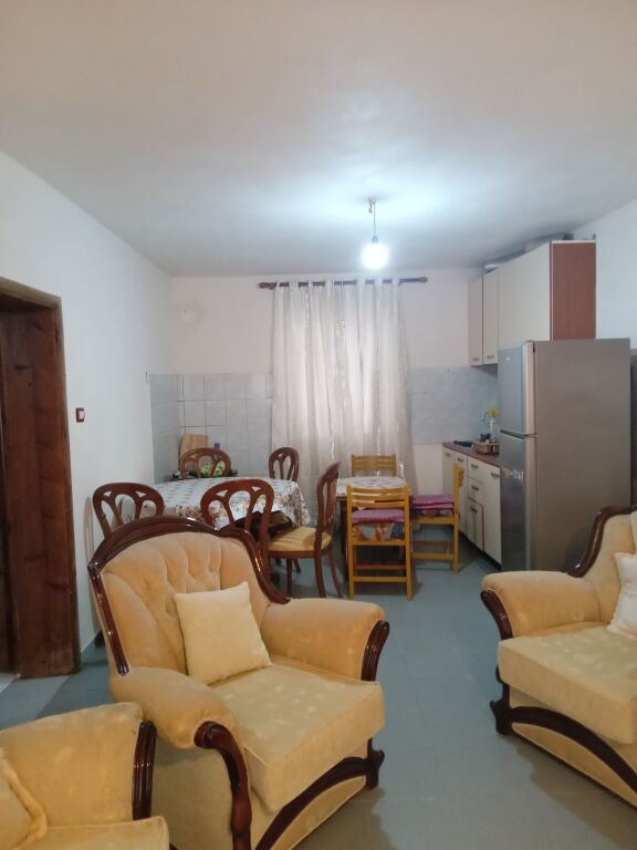 🏡 JEPET ME QIRA – SHTËPI PRIVATE 2+1 | VLORË – CENTRALE Jepet me qira shtëpi private 2+1 në zonën