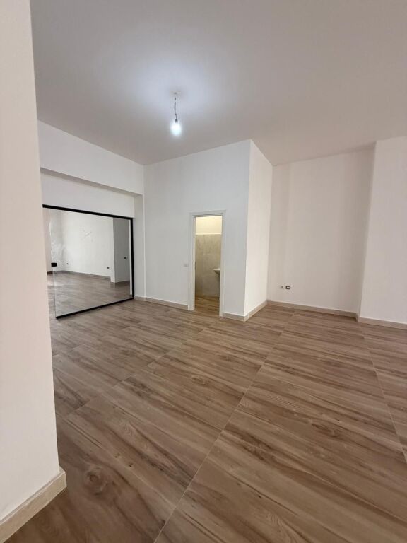 Sono offerti due spazi ufficio in affitto presso Donika Center
