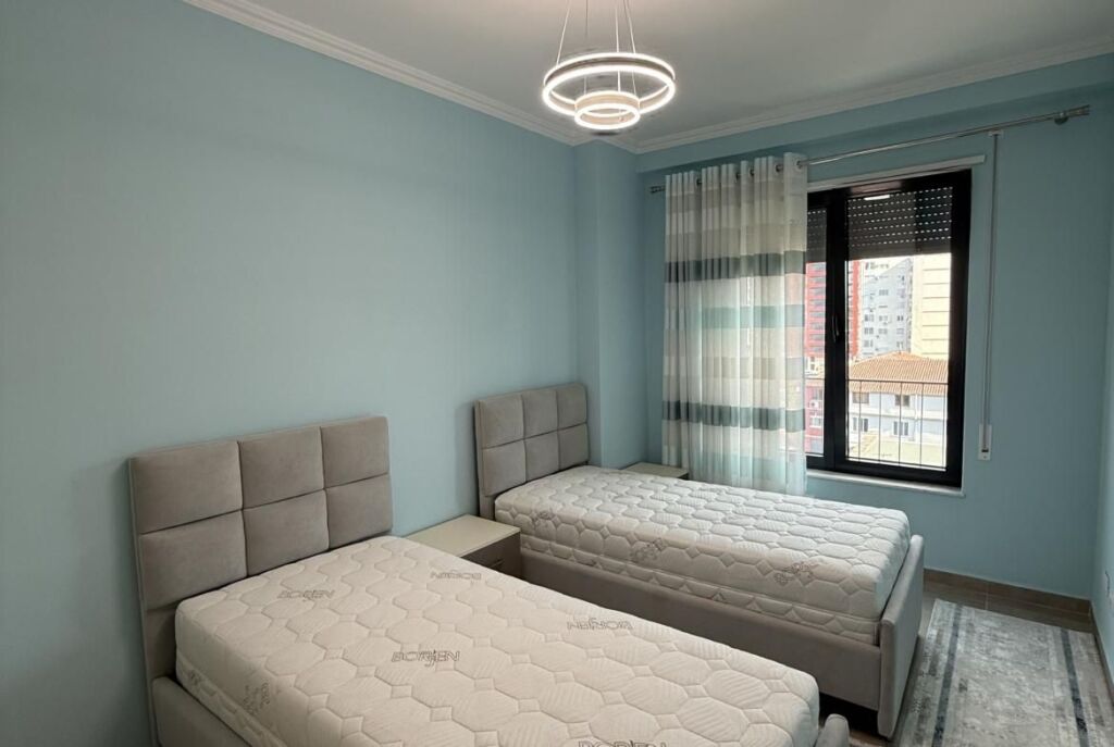 Tek Bulevardi Ri Jepet Apartament 2+1+2 I Mobiluar!
