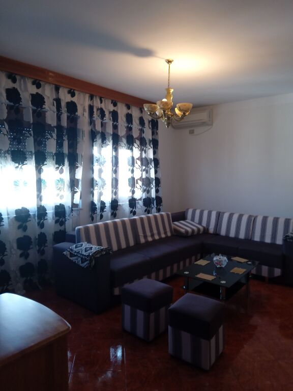🏡✨ For Rent | Jepet me qera apartament 2+1 në anë të Bulevardit, Vlorë 🌟 📍 Apartamenti ndodhet në katin e 9 dhe
