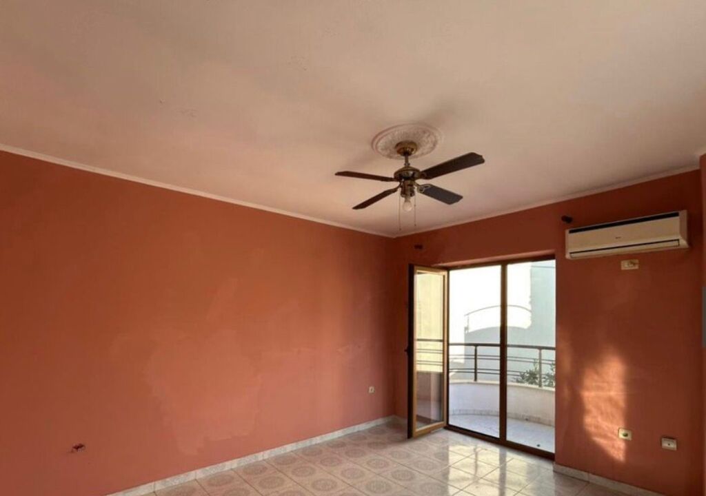 Vilë 3-katëshe për shitje në Sauk, Tiranë