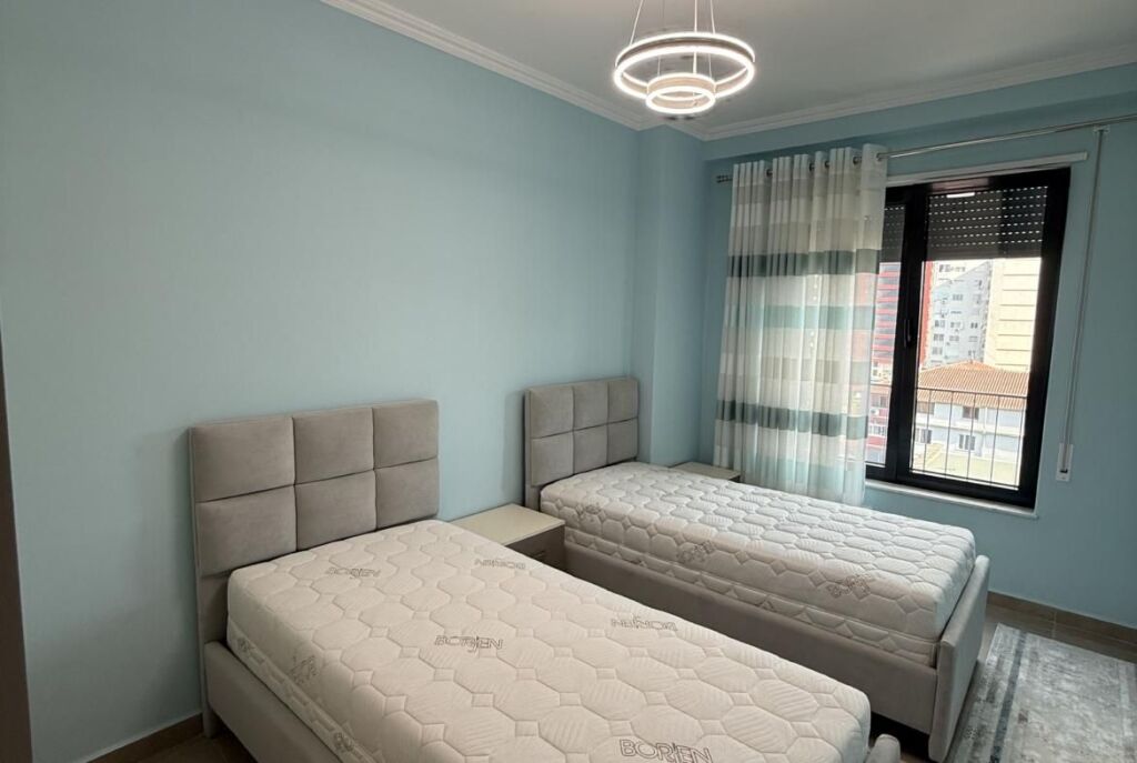 Tek Bulevardi Ri Jepet Apartament 2+1+2 I Mobiluar!