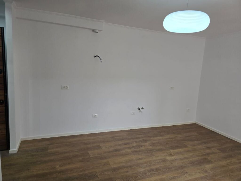 Shitet Apartment Te Ish Tregu Elektrik 1+1 kati 3 Orjentim Jug Lindje 50 m² Pallt Egzistus I Risauruar Çmimi 115000 €