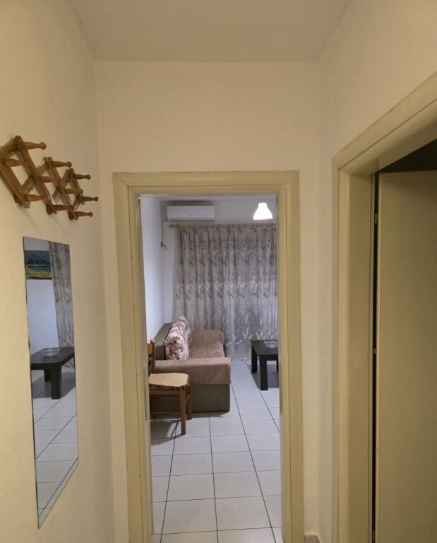 Jepet me qera Apartamenti 1+1 , Xhamllik rruga Tell Ndini mbrapa Farmaci Dite e Nate  370 Mije leke
