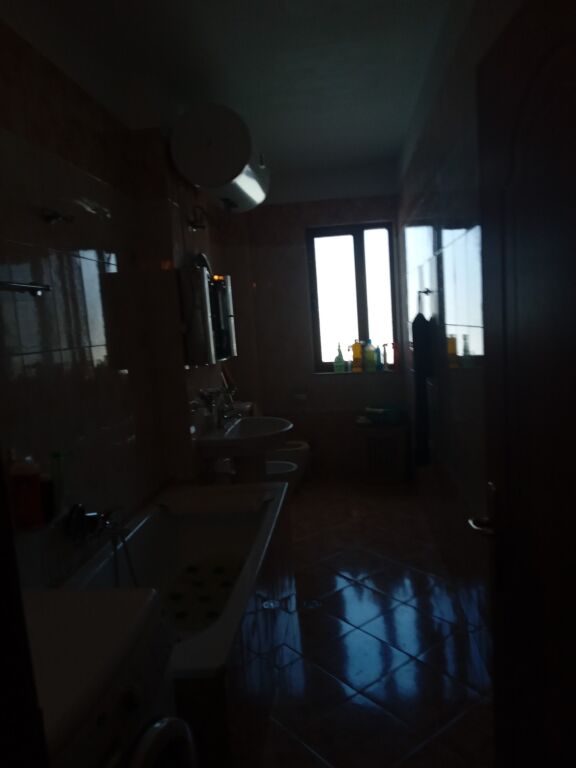 🏡✨ For Rent | Jepet me qera apartament 2+1 në anë të Bulevardit, Vlorë 🌟 📍 Apartamenti ndodhet në katin e 9 dhe