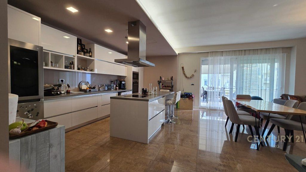JEPET ME QERA PENTHOUSE 3+1+2 ME VERANDE + POST PARKIMI, LIQENI I THATE!!! 1,600 € /Muaj