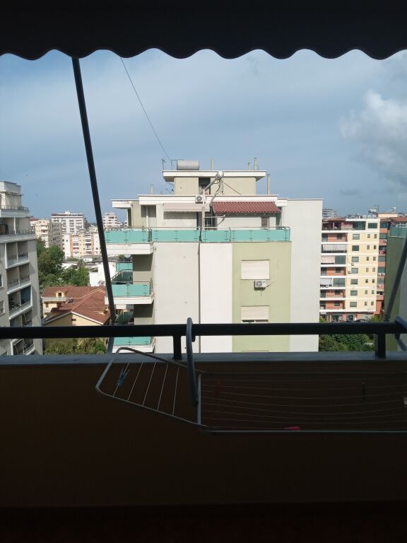 🏡✨ For Rent | Jepet me qera apartament 2+1 në anë të Bulevardit, Vlorë 🌟 📍 Apartamenti ndodhet në katin e 9 dhe