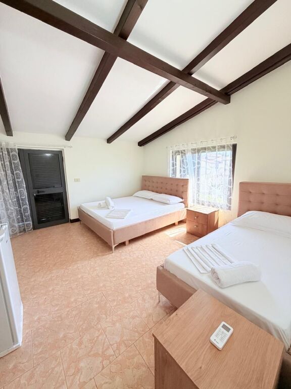 JEPET ME QERA APART-HOTEL NE ZONEN HEKURUDHA, PLAZH