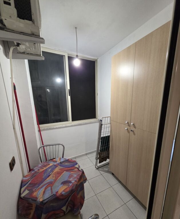 Jepet me qera Apartamenti 1+1 , Xhamllik rruga Tell Ndini mbrapa Farmaci Dite e Nate  370 Mije leke