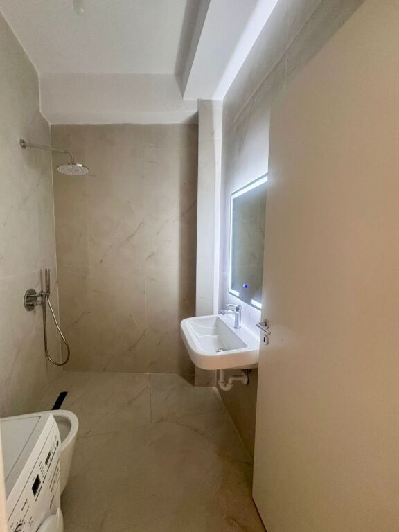 🏢Ne zonen e Ali Demit,Rezidenca Kaimi jepet me qera apartament 1+1,i mobiluar 43,000Leke    