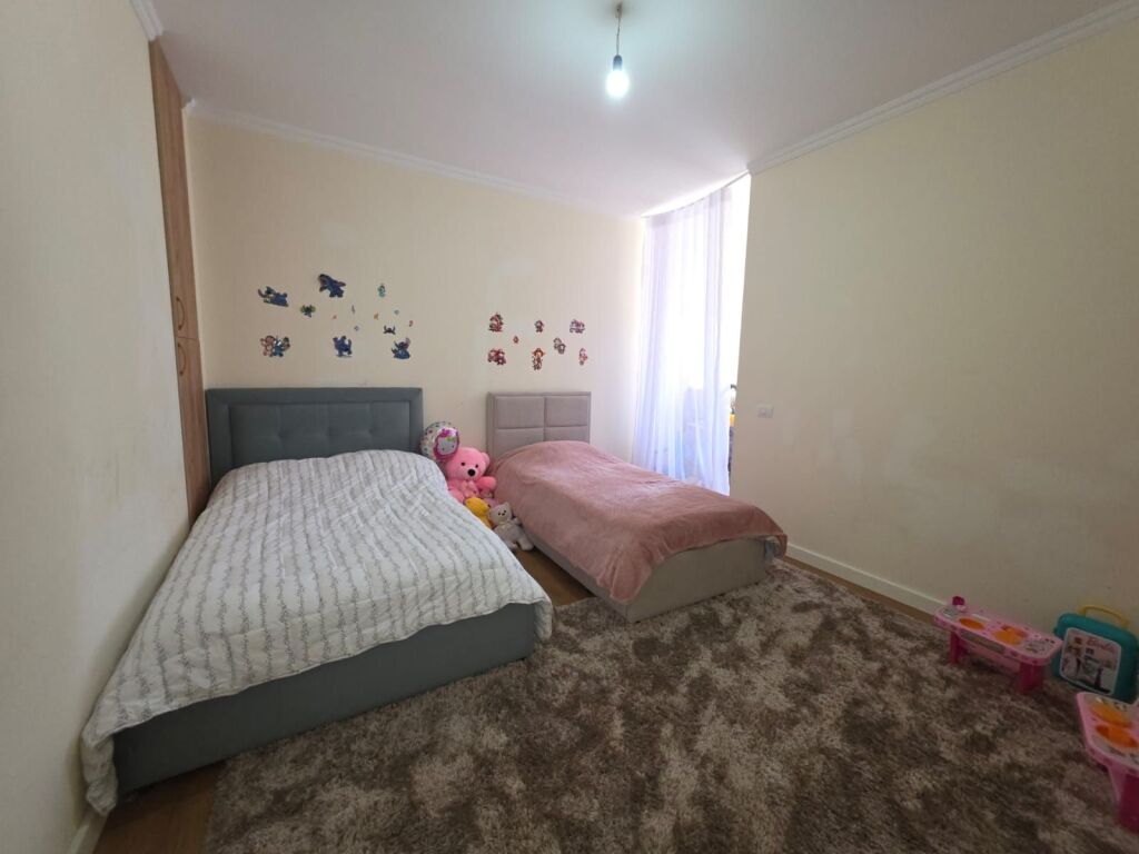 Shitet Apartament 2+1+2