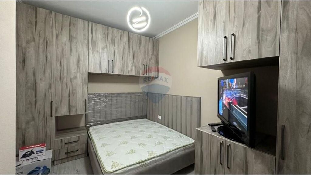 Jepet me Qera Apartament 1+1 tek Shkolla e Kuqe
