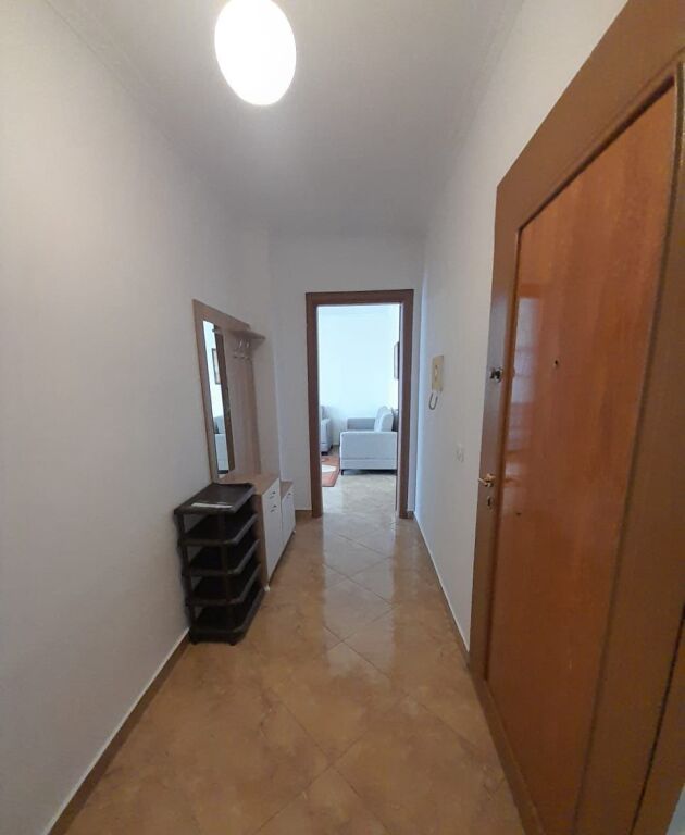 Jepet me qera Apartamenti 1+1 , rruga e Dibres 100 metra nga Medreseja 550 mije leke