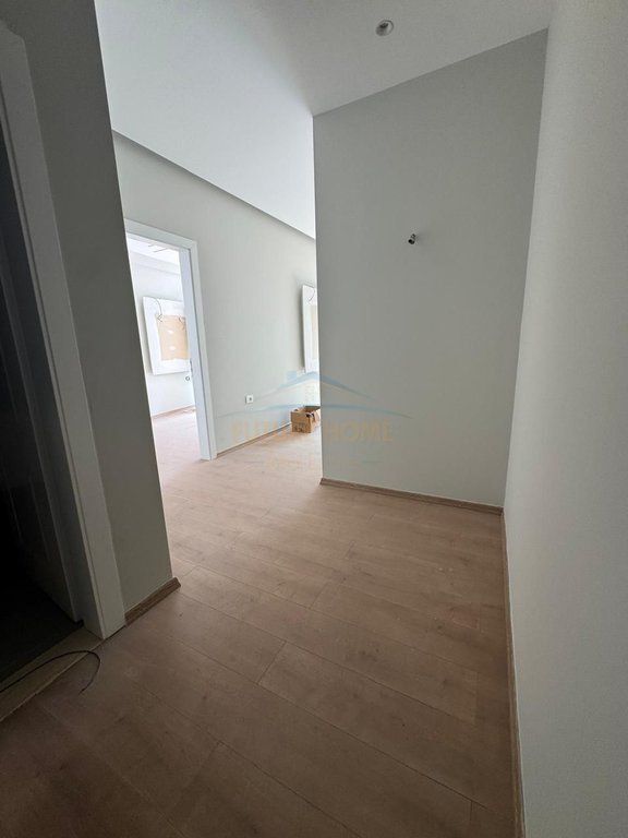 Shitet apartament 1+1 , 5 Maj Tirane