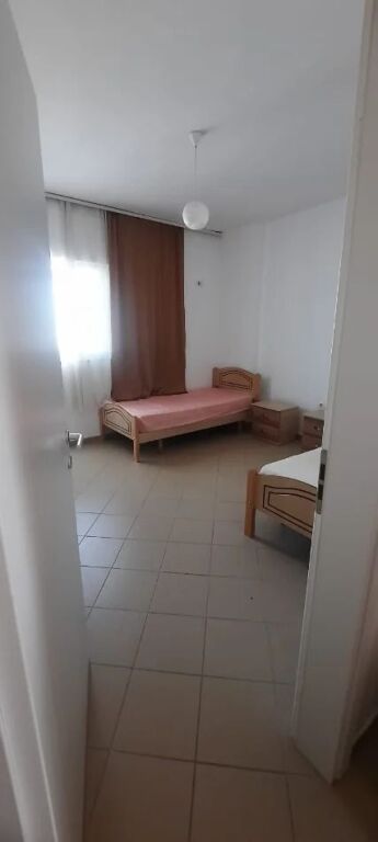 🏢Don Bosko, vicino alla scuola “Qazim Turdiu”, si affitta un appartamento arredato. 48.000 Leke