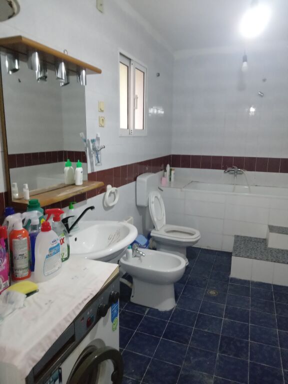 🏡 JEPET ME QIRA – SHTËPI PRIVATE 2+1 | VLORË – CENTRALE Jepet me qira shtëpi private 2+1 në zonën