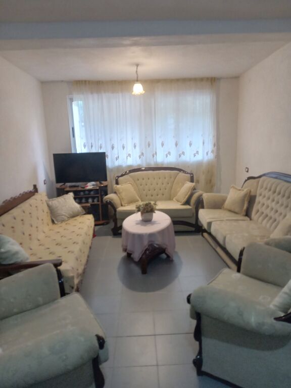 🏡 JEPET ME QIRA – SHTËPI PRIVATE 2+1 | VLORË – CENTRALE Jepet me qira shtëpi private 2+1 në zonën