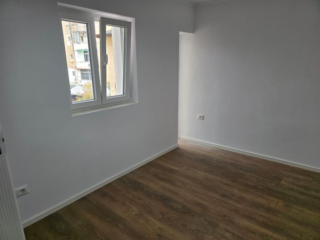 Shitet Apartment Te Ish Tregu Elektrik 1+1 kati 3 Orjentim Jug Lindje 50 m² Pallt Egzistus I Risauruar Çmimi 115000 €
