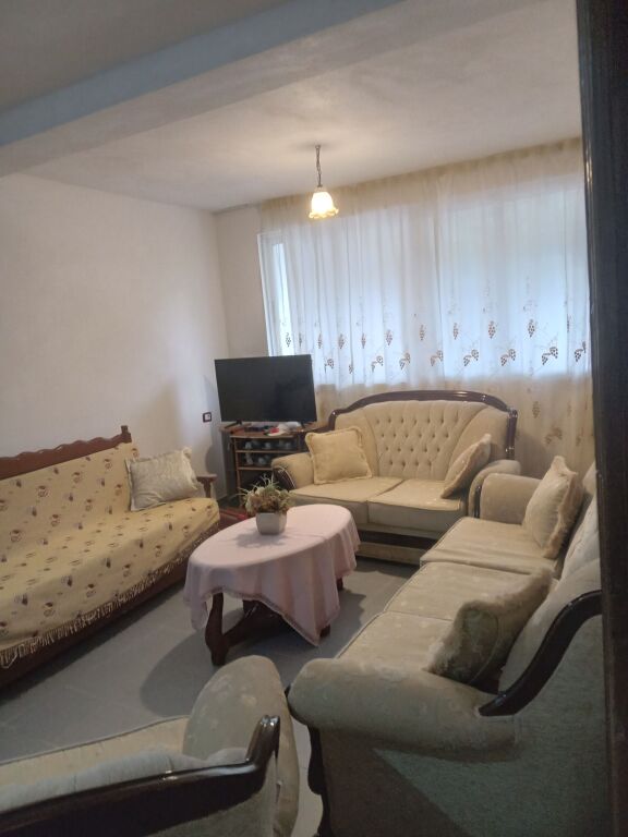 🏡 JEPET ME QIRA – SHTËPI PRIVATE 2+1 | VLORË – CENTRALE Jepet me qira shtëpi private 2+1 në zonën