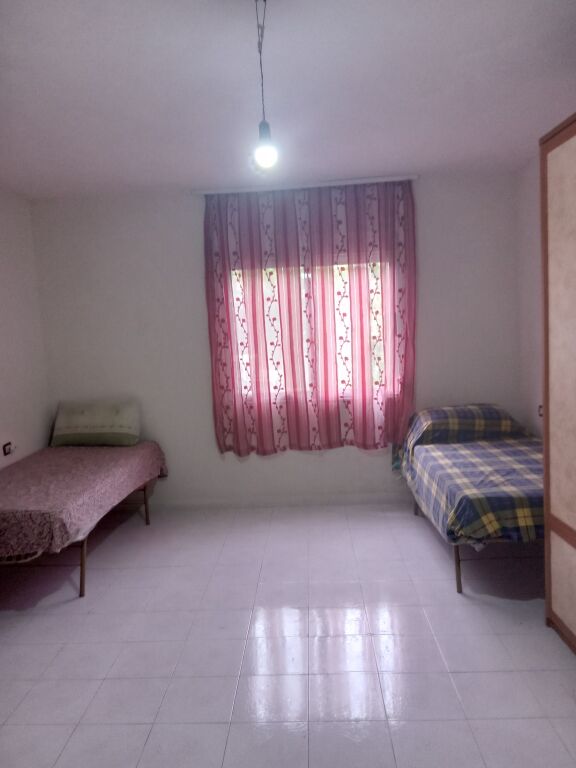 🏡 JEPET ME QIRA – SHTËPI PRIVATE 2+1 | VLORË – CENTRALE Jepet me qira shtëpi private 2+1 në zonën