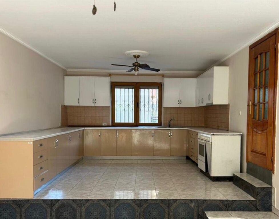 Vilë 3-katëshe për shitje në Sauk, Tiranë