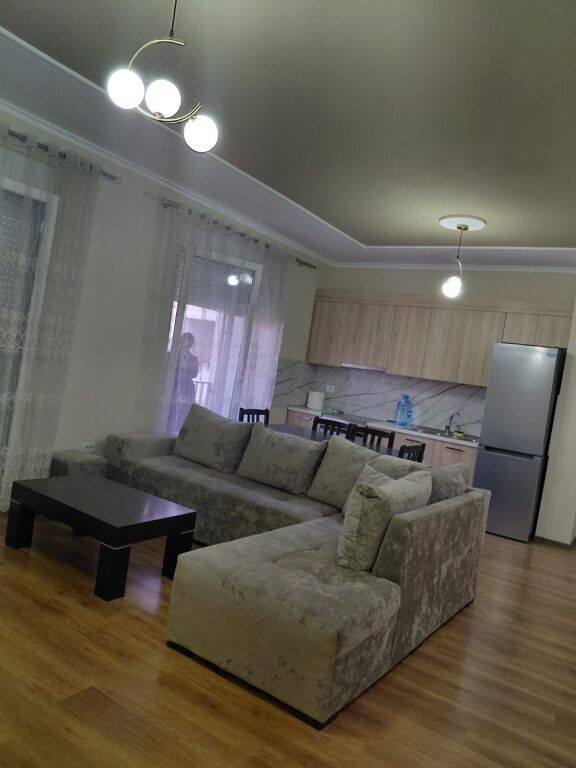 Jepet me qera Apartamenti 2+1 , ne fund te rruges 5 Maj tek ndertimin e Bashkise 550 mije leke